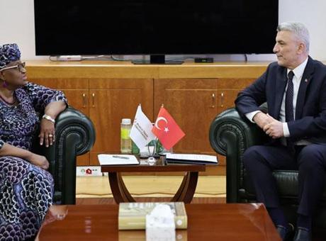 Ticaret Bakanı Bolat, DTÖ Genel Direktörü Okonjo-Iweala ile Kritik Görüşme Gerçekleştirdi