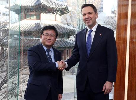 Enerji ve Tabii Kaynaklar Bakanı Alparslan Bayraktar, Güney Kore'de Ekonomik İşbirliklerini Güçlendiriyor