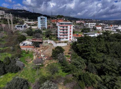 Bornova’da Perde Beton Çöktü, Apartman Sakinleri Araçta Yaşıyor