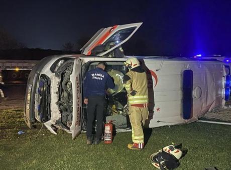Manisa'da Ambulans ile Otomobil Çarpıştı: 5 Yaralı