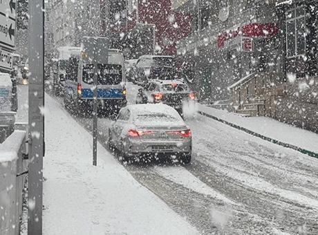 Bursa'da Aniden Bastıran Kar Yağışı Ulaşımı Olumsuz Etkiledi