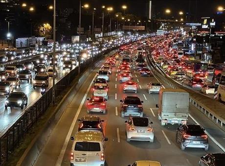 İstanbul'da İftar Öncesi Trafik Yoğunluğu Zirveye Ulaşıyor