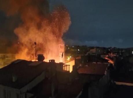 Fatih'te Metruk Binada Yangın Paniği: Kediyi Kurtarma Operasyonu