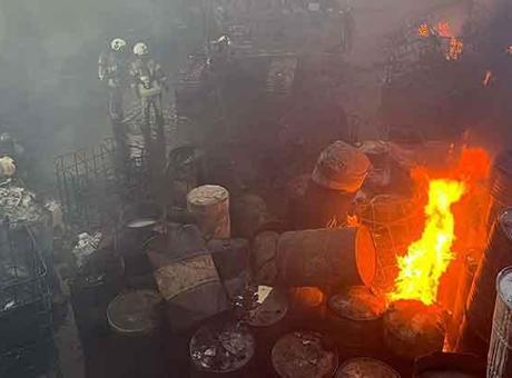 İzmir'de Geri Dönüşüm Fabrikasında Yangın: İtfaiye Ekipleri Olay Yerinde