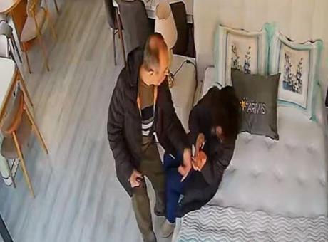 Samsun'da Mobilya Dükkanında Eşini Darbeden Öğretmen Güvenlik Kamerasında Yakalandı