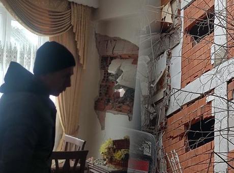 Zeytinburnu'nda Korkutan Yıkım: Kepçe Komşu Eve Girdi, Korku Dolu Anlar Yaşandı