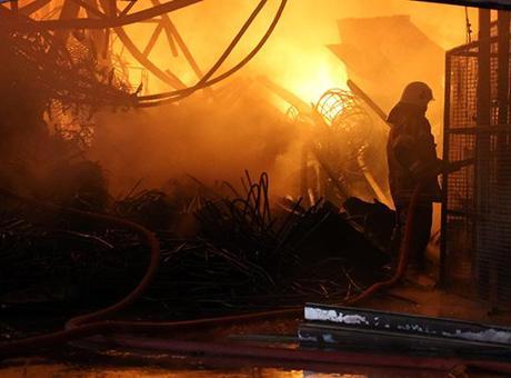 İzmir Buca'da Mobilya Atölyesindeki Yangın, Etrafındaki İş Yerlerine Sıçradı