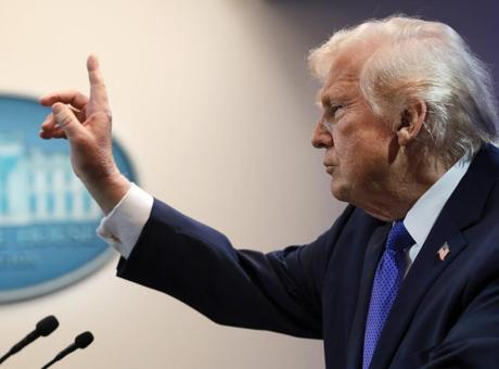 Trump'tan İran'a Sert Tehdit: 'Görmediğiniz Güçle Vururuz!'