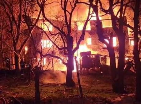 Karabük'te Yangın Felaketi: 2 Katlı Ahşap Ev Küle Döndü