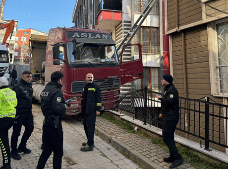 Kağıthane'de Yokuşta Kayarak Bahçeye Düşen Kamyon Sürücüsü Yaralandı