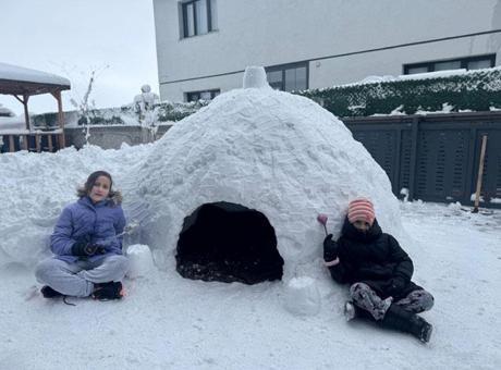 Kars'ta Çocuklar Kardan Ev Yaptı: Bahçede Kuzey Kutbu Hayali Kuruyorlar