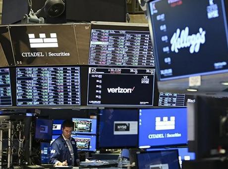 Küresel Piyasalarda Çalkantı: Savunma ve Enerji Sektörleri Yükselirken Havacılık Hisseleri Düşüşte