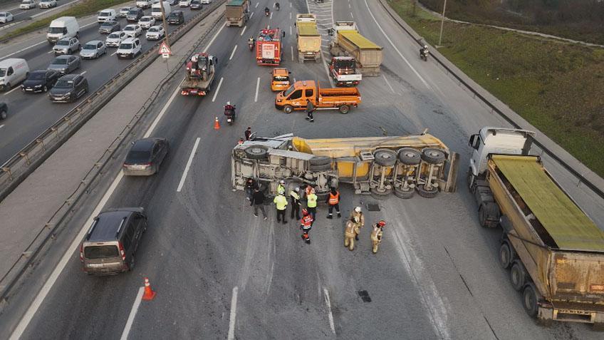 Eyüpsultan'da TEM Otoyolu'nda Hafriyat Kamyonu Devrildi, Trafik Kapatıldı