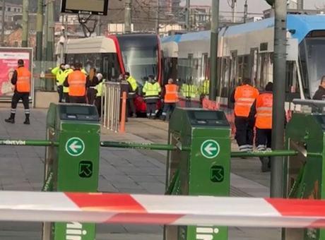 Fatih'te Raydan Çıkan Tramvay, Karşı Tarafla Çarpıştı