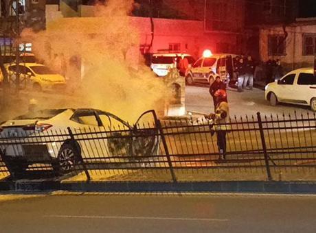 Dur İhtarına Uymayıp Kaçmaya Çalışan Şahısların Aracı Yangın Çıkardı