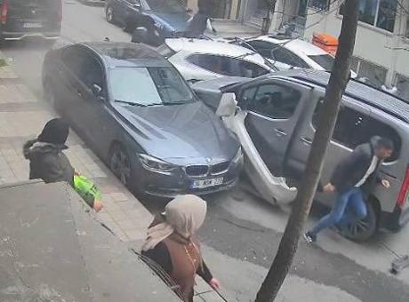 Sultangazi'de Çarpışma Anı Güvenlik Kameralarına Yansıdı: 5 Kişi Olay Yerinden Kaçtı