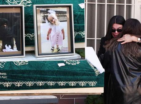 Zeytinburnu'nda Hayatını Kaybeden Anne ve Kızı Son Yolculuklarına Uğurlandı