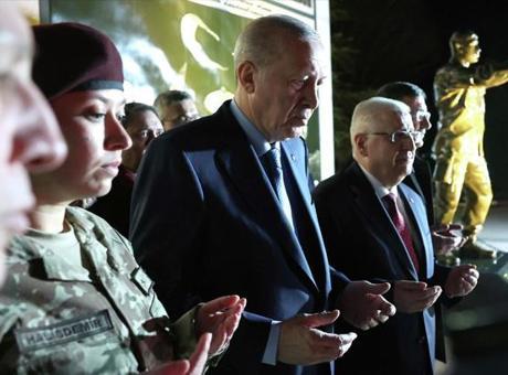 Cumhurbaşkanı Erdoğan, Şehit Ömer Halisdemir Anıtı'nda Dua Etti