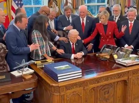 Beyaz Saray'da Dini Liderlerden Trump'a Dua Töreni