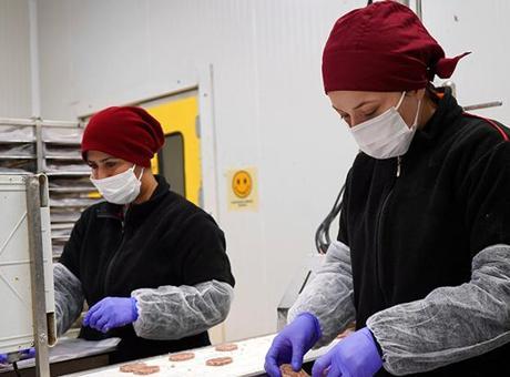 Sanayide Kadın Gücünün Yükselişi: Üretim ve Aile Ekonomisine Katkı