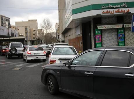 İran'da Akaryakıt Krizi: Benzin Kotası Düşürüldü ve İstasyonlar Kilitlendi