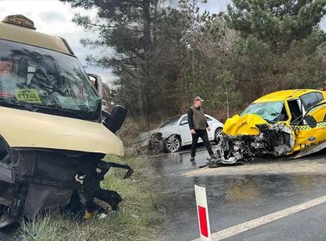 Sarıyer'de Korkunç Çarpışma: Taksi ile Minibüs Kafa Kafaya Çarpıştı, 1 Ölü