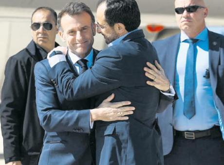 Macron: Kıbrıs Saldırısı Avrupa için Tehdit Oluşturuyor