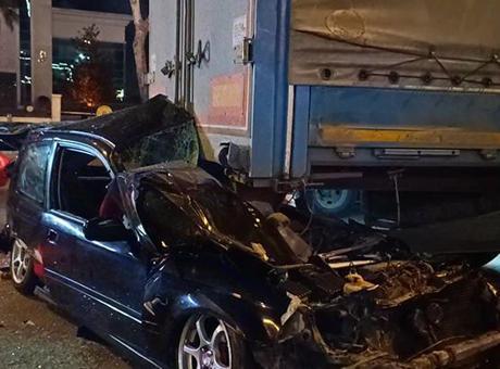 Bursa'da Trafik Kazası: Otomobil Park Halindeki TIR'ın Altına Girdi
