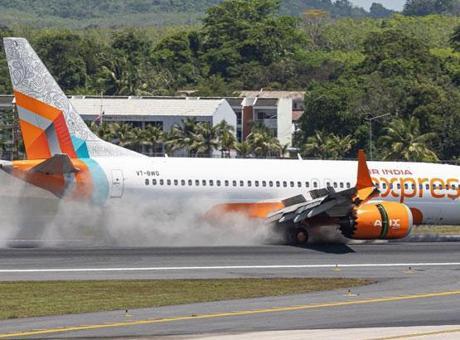 Tayland'da Yolcu Uçağı Sert İniş Yaptı, İniş Takımları Hasar Gördü