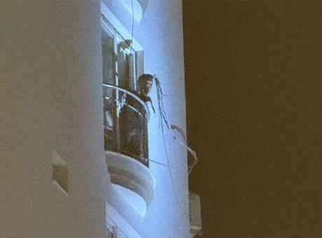 Adana'da Gencin Balkondan Kendini Yakma Tehdidi Mahallede Panik Yarattı