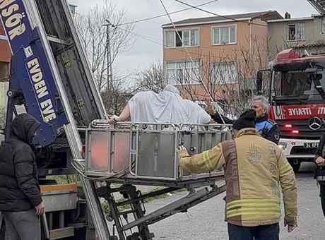 240 Kilogram Ağırlığında Obez Kadın, 7. Kattan Vinçle Kurtarıldı