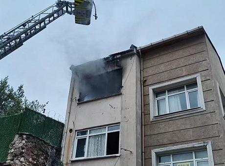 Fatih'te 3 Katlı Binada Yangın Felaketi: 1 Ölü, 5 Yaralı