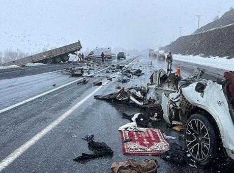 Bitlis'te Gerçekleşen Trafik Kazasında İki Can Kaybı, Beş Yaralı