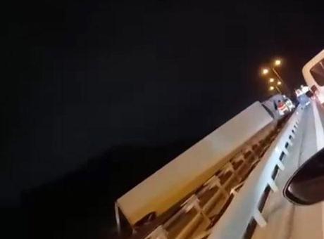 Büyükçekmece'de TEM Otoyolu'ndaki TIR Devrildi, Trafik Aksamaları Yaşandı