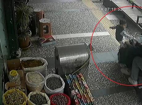 Manavgat'ta Kaldırımda Motorlu Bisiklet Kazası: 5 Yaşındaki Çocuk Hayatını Kaybetmekten Kıl Payı Kurtuldu