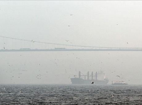 İstanbul Boğazı'nda Sis Nedeniyle Gemi Trafiği Durduruldu