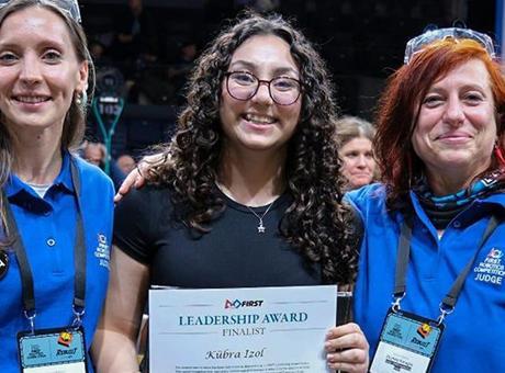 Demirören MTAL Öğrencisi Kübra İzol, Uluslararası Robotik Yarışmasında Dünya Birincisi Oldu