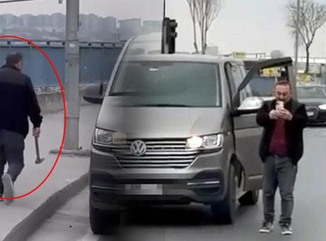 Çekiçli Tartışma: Motokurye Kamerayı Görünce Ceza Korkusu Yaşadı