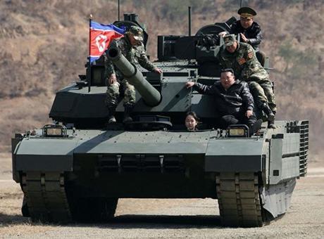 Kuzey Kore'den Çarpıcı Askeri Tatbikat: Kim Jong-un'un Kızı Tank Kullandı