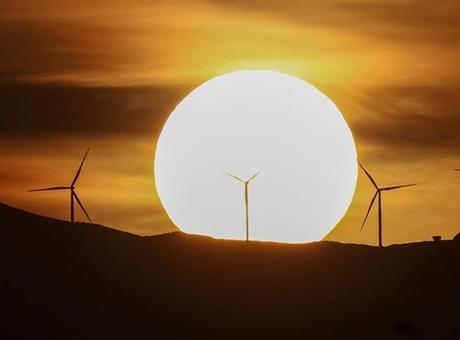2025'te Rüzgar ve Güneş Enerjisi Kapasitesi Tarihi Bir Zirveye Ulaşacak