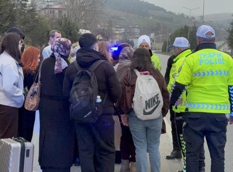 Tur Minibüsü Bariyerlere Çarptı: 4 Yaralı