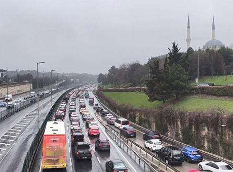 İstanbul'da Bayram Trafiği İğme Kazandı: Araçlar Zor Anlar Yaşadı