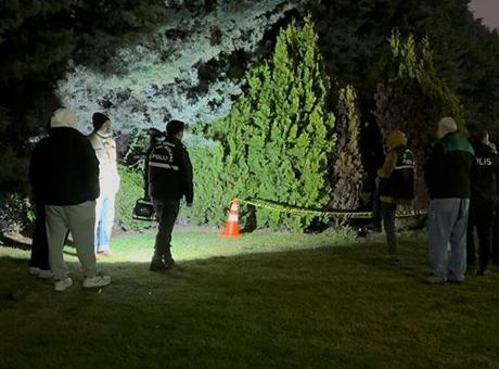 Ümraniye'de Parkta Erkek Cesedi Bulundu