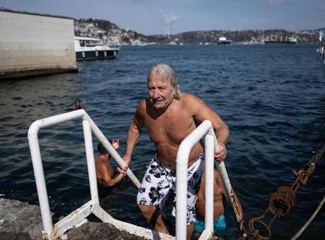 78 Yaşında Boğaz'ın Buz Gibi Sularında Yüzüyor: Sağlıklı Yaşlanmanın Sırrı