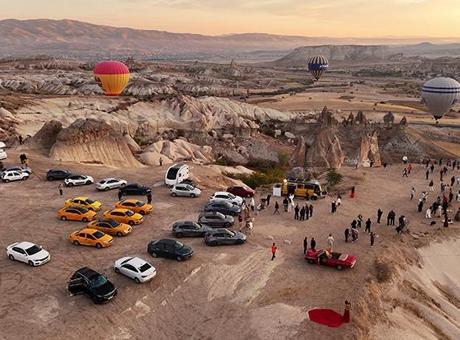 Kapadokya Bayramda Ziyaretçi Akınına Uğradı: Hava Engellerine Rağmen Turistlerin İlgisi Sona Ermiyor