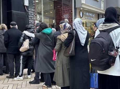 Altın Fiyatlarında Son Durum: Vatandaşlar Kuyumcu Önlerinde Uzun Kuyruklar Oluşturdu