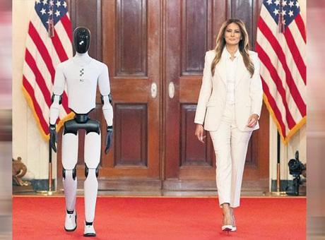 Yapay Zeka Robotu, Uluslararası Zirvede Konukları Karşıladı