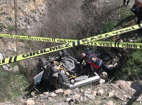 Kütahya'da Kontrolü Kaybeden Araç Şarampole Devrildi: 2 Kişi Hayatını Kaybetti