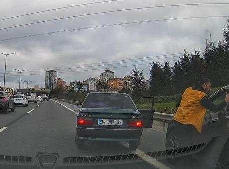 Trafikte Gerilim Tırmandı: Sürücü Tokat Attı