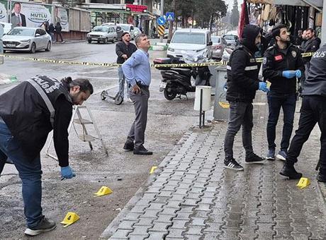 Gaziantep'te Banka Şubesine Silahlı Saldırı: Olay Anı Güvenlik Kameralarında Kaydedildi